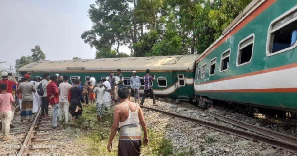 কুমিল্লায় বিজয় এক্সপ্রেস ট্রেনের ৯ বগি লাইনচ্যুত